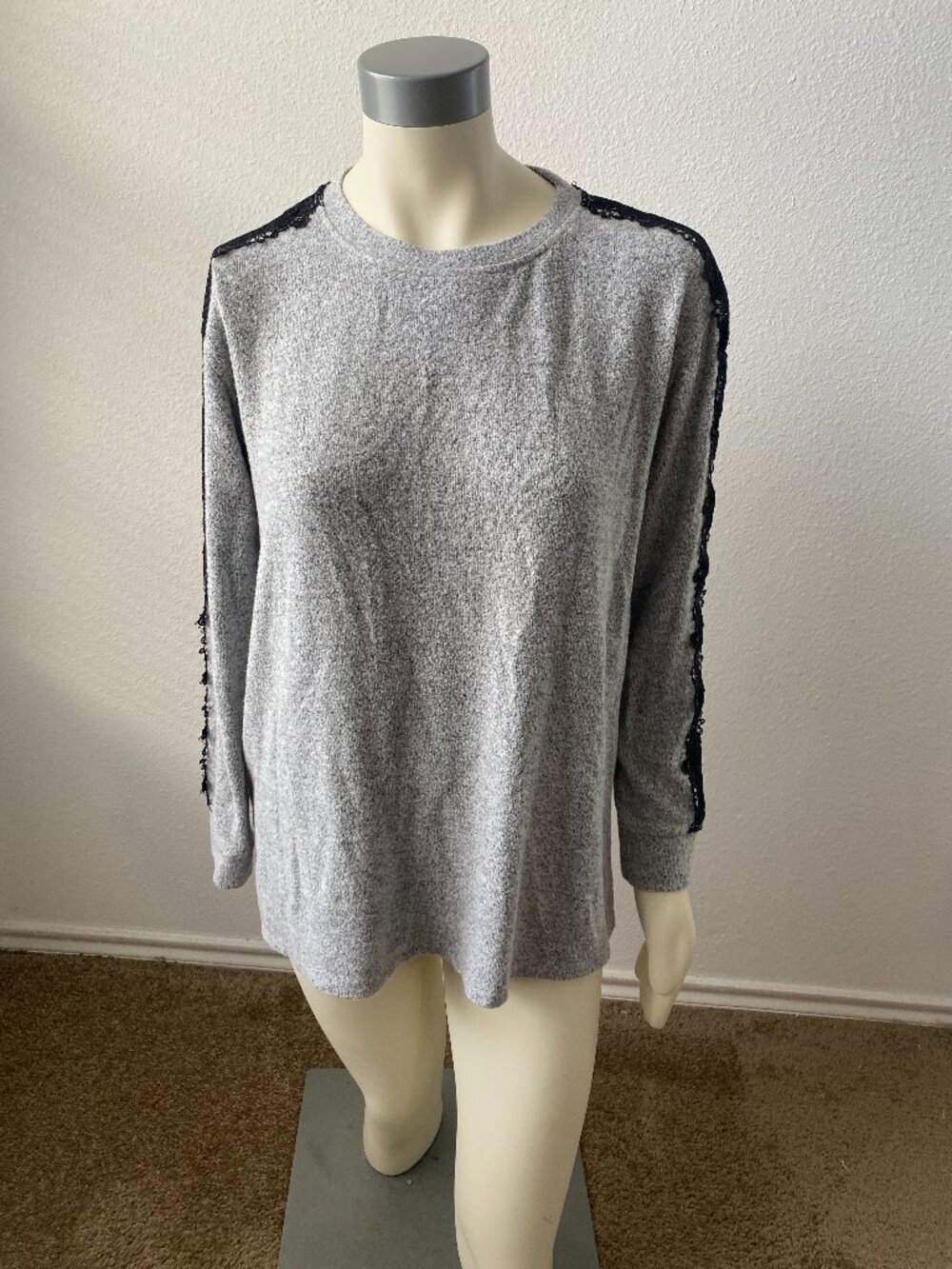 Simply Vera verawang women long sleeve gray tshirt black lace trim sleeve size M
